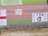 Auf dem Schild: Achtung - 2 meter Abstand zum Zaun halten - weicher Sand... 