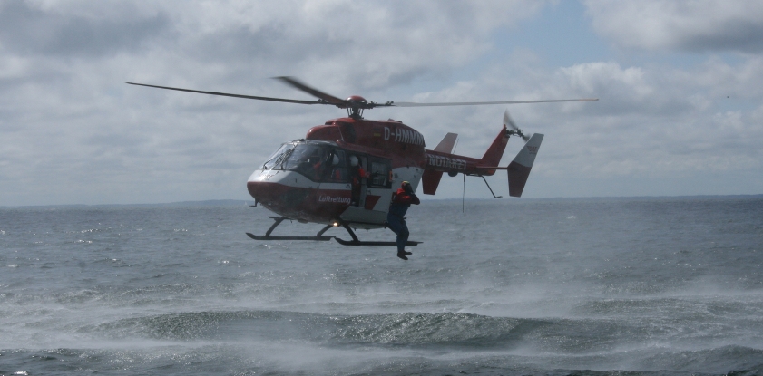 Absprung Rettungsschwimmer aus Hubschrauber