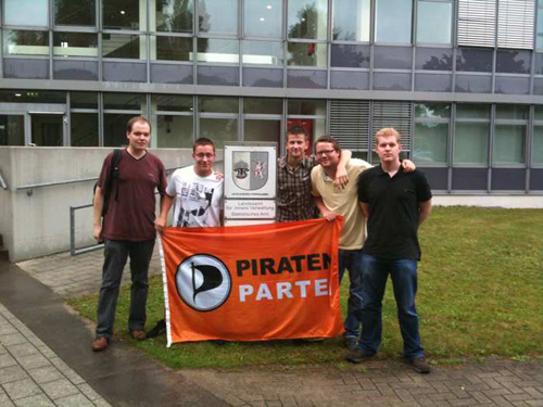 Piraten vor dem Dienstsitz des Landeswahlleiters