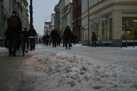 In der Langen Straße liegt eine Schneedecke - besser als Eis, findet die Stadt.