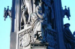 Ernst Moritz Arndt am Rubenowdenkmal. Über seine Eignung als Namenspatron gab es vor rund vier Jahren eine intensive Debatte, bei der sich die Uni in zwei Lager spaltete. 
