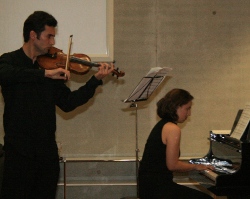 Die beiden Musiker Guzar Enikeeva und Temur Vakhabov 