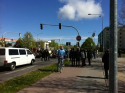 Neue Blockade in der Thälmann-Str/Anklamer Str. (Foto: @diggah via twitter)