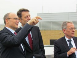 Erwin Sellering zeigt auf der Dachterasse Georg Schütte und Reiner Westermann den neuen Campus