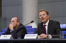 Guido Westerwelle und Gregor Gysi bei "Jugend und Parlament 2006"