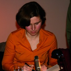 Judith Schalansky gibt Autogramme