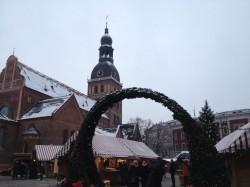 Weihnachtsmarkt vor einem Dom in der Innenstadt von Riga