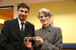 AStA-Vorsitzender Felix Pawlowski überreichte der neuen Rektorin Hannelore Weber im Namen der Studierendenschaft eine Skulptur.