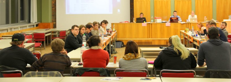 Bei der Aussprache sitzen die sechs zurückgetretenen AStA-Referenten dem StuPa gegenüber. Diese Ansicht erinnert stark an ein älteres Foto der Studierendenvertretung.