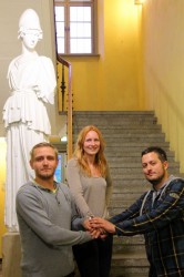 Luise Zubek (Mitte) mit zwei weiteren Mitgliedern aus der Hochschulgruppe der Partei Die PARTEI.