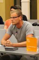 "Guts for Change"-Projektleiter Sven Riesbeck und neben ihm der Preis für Wirtschaftskommunikation