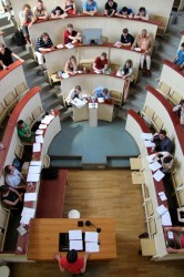     Im Hörsaal saßen sich Regierung (li.) und Opposition gegenüber. Vorne steht der jeweilige Redner, auf der anderen Seite hat die Jury ihren Platz.