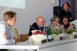 An der Diskussion beteiligten sich Prof. der Landschaftsökologie Wilmking, Kanzler Dr. WOlfgang Flieger, die Rektorin Prof. Hannelore Weber und AStA-Referentin Antje Gärtner (v.l.)