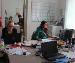 Im AStA-Büro: Marie Bonkowski und Magdalena Majeed (vlnr.), im Hintergrund Tino Reuter