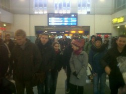 Am Hauptbahnhof in Schwerin ist der Sonderzug aus Rostock mit etwa 1000 Leuten um 10:20 angekommen.