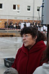 Die Finanzministerin Heike Polzin (SPD). Im Hintergrund stehen die Demonstranten. 