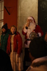 Protestierender Weihnachtsmann vor dem Rathaus. Nicht nur er wollte KLEX und Labyrinth retten.
