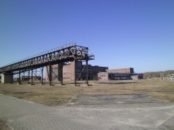 Das alte Kraftwerk mit der Kranbahn im Vordergrund.