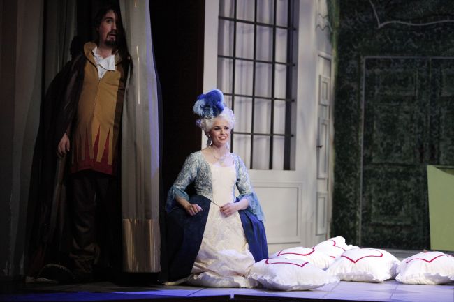Susanna im Kleid der Gräfin - eines von vielen Verwirrspielchen