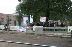 Die Mahnwache am 2. Oktober: Ein Teil der Protestler ist bei der öffentlichen Verhandlung im Gerichtssaal.