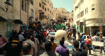 Die Menschenmenge sucht sich einen Weg durch die Altstadt Betlehems Richtung Checkpoint