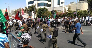 Palästinensische Sicherheitskräfte lassen die Menge in Richtung Grenze und Checkpoint passieren, wo israelische Soldaten sie erwarten