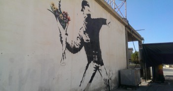 Love is in the air: Banksy's Blumenwerfer auf der Rückseite einer Tankstelle.