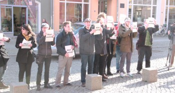 Rund dreißig Personen demonstrierten vor dem Rathaus für die Einführung der Mietpreisbremse.