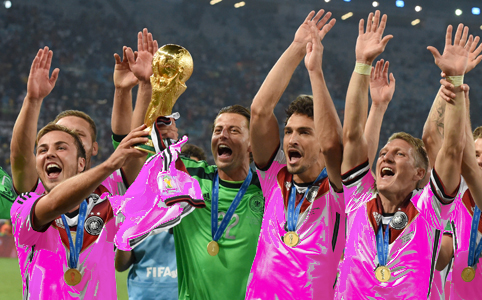 Mario Goetze (L-R) of Germany holds the World Cup trophy next to goalkeeper Roman Weidenfeller, Mats Hummels, Bastian Schweinsteiger after winning the FIFA World Cup 2014 final soccer match between Germany and Argentina at the Estadio do Maracana in Rio de Janeiro, Brazil, 13 July 2014. Photo: Andreas Gebert/dpa (RESTRICTIONS APPLY: Editorial Use Only, not used in association with any commercial entity - Images must not be used in any form of alert service or push service of any kind including via mobile alert services, downloads to mobile devices or MMS messaging - Images must appear as cstill images and must not emulate match action video footage - No alteration is made to, and no text or image is superimposed over, any published image which: (a) intentionally obscures or removes a sponsor identification image; or (b) adds or overlays the commercial identification of any third party which is not officially associated with the FIFA World Cup) EDITORIAL USE ONLY