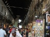 Ein Damaszener Souq – „Spricht hier jemand Altgriechisch?“ – Rechts der allgegenwärtige Baschar al-Assad.