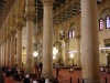 Im Inneren der Moschee – Sehr saubere und überraschend gelassene Atmosphäre – niemand hat sich durch unsere relativ große Gruppe gestört gefühlt.