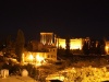 Blick von der Dachterrasse des Palmyra-Hotels auf die Tempelanlage – Gegen 23:00 Uhr war wieder staatlicher Strom für die Beleuchtung vorhanden – vor dem mondänen, durch uns in seinem Dornröschenschlaf gestörten Haus, in dem Kaiser Wilhelm II. seinerzeit nur deswegen nicht übernachten wollte, weil er seine eigenen Zelte mit hatte, kreisten Jugendliche in ihren Autos mit „Welcome to Lebanon“-Rufen. (Das namengebende Gebirge sollten wir am nächsten Tag passieren ...)