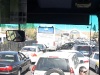 An der syrisch-libanesischen Grenze  – Was vielleicht nach „Reißverschlussverfahren“ aussieht, ist jedoch ein plastisches Zeugnis für die lokale Verkehrsmentalität: Das Fahrverhalten richtet sich nicht nach einem übergeordneten Regelwerk sondern nach der, sich spontan-intuitiv ergebenden, Situation – was wir als „Chaos“ erachten, ist vielmehr ein „organischer Fluss“, dessen scheinbarer Stillstand lediglich die „Binnenkommunikation“ fördert, wenn sich (zumindest die maskulinen) der durchschnittlich 7 Insassen eines Kleinwagens die Beine vertreten.