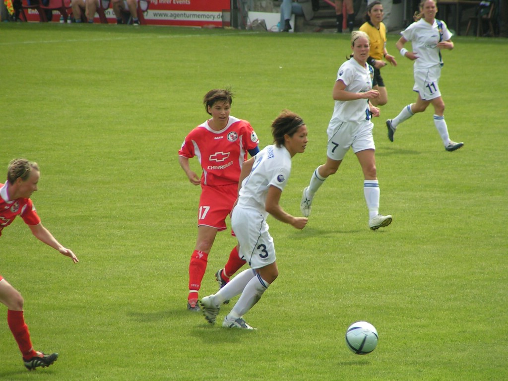 Kicken, Kreischen und Kosmetik – Frauenfußball im Jahr 2011