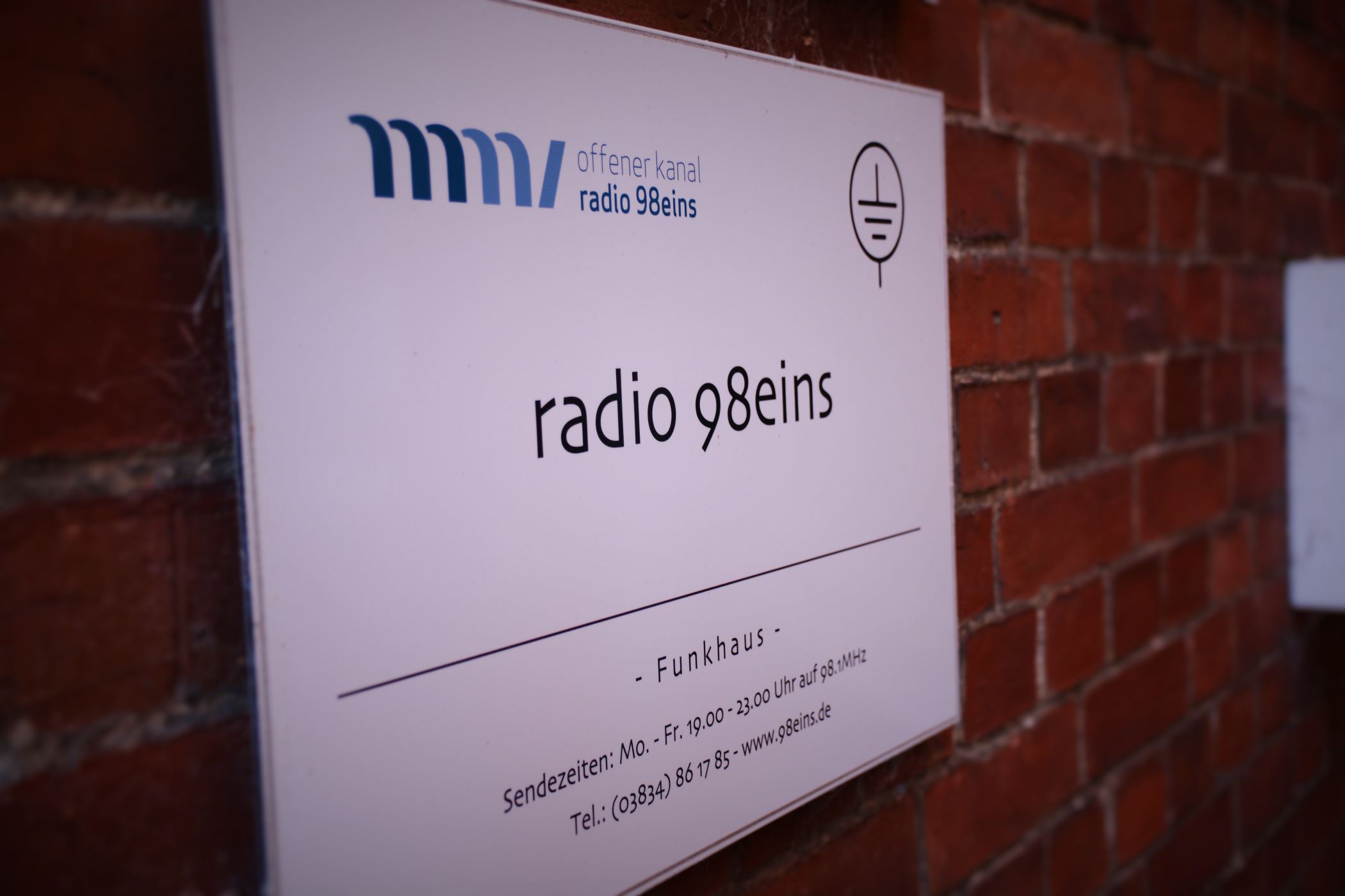 Lokalradios-Radio98eins--Greifswald-Schild