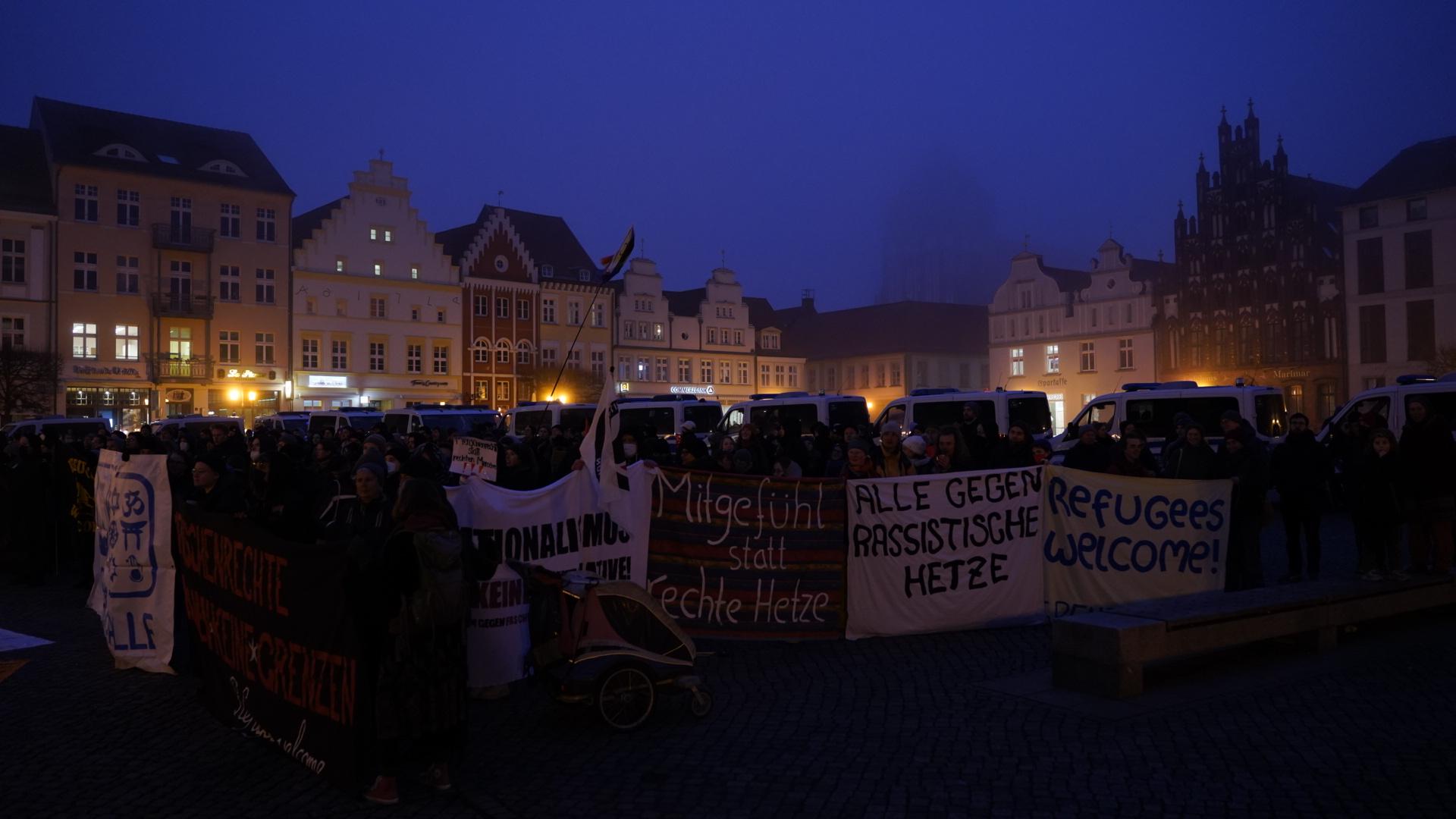 Demonstrationen wegen Geflüchtetenheim – Eskalierende Proteste und Suche nach alternativen Unterbringungsmöglichkeiten